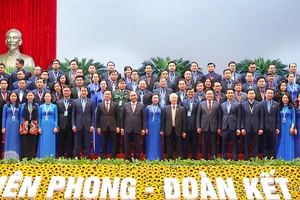 Tổng Bí thư Nguyễn Phú Trọng và các đồng chí lãnh đạo Đảng, Nhà nước chụp ảnh chung với các đại biểu, sáng 15-12. Ảnh: QUANG PHÚC
