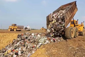 Gian nan tái chế rác thải nhựa