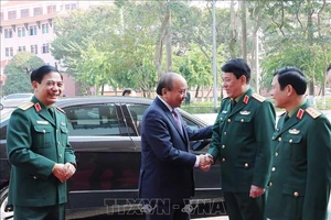 Chủ tịch nước Nguyễn Xuân Phúc với các đồng chí lãnh đạo Bộ Quốc phòng. Ảnh: TTXVN