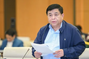 Bộ trưởng Bộ KH-ĐT Nguyễn Chí Dũng giải trình tại phiên họp