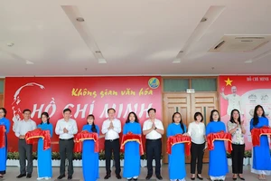 Lãnh đạo Quận 4 thực hiện nghi thức cắt băng khánh thành Không gian Văn hóa Hồ Chí Minh tại Trung tâm Hành chính. Ảnh: Thanhuytphcm.vn