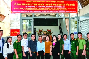 Bà Nguyễn Thu Thủy, Phó Giám đốc đối ngoại Công ty Vedan (thứ 2 trái qua) cùng trao tặng căn nhà tình nghĩa cho ông Nguyễn Văn Quýt tại xã Xuân Trường, huyện Xuân Lộc