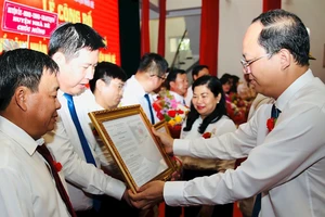 Phó Bí thư Thành ủy TPHCM Nguyễn Hồ Hải trao quyết định của Thủ tướng Chính phủ cho các xã, thị trấn. Ảnh: hcmcpv.org.vn