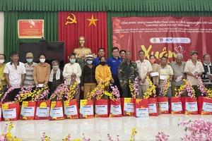 Đoàn thanh niên Tổng công ty Cảng hàng không Việt Nam tặng quà Tết Quý Mão tại Vĩnh Long
