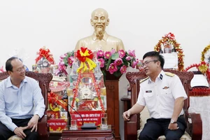Phó Bí thư Thành ủy TPHCM Nguyễn Hồ Hải thăm, chúc tết tại quận 1, quận 3