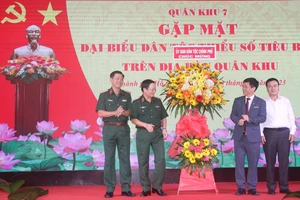 Lãnh đạo Ủy ban Dân tộc Chính phủ tặng hoa chúc mừng Đảng ủy - Bộ Tư lệnh Quân khu 7