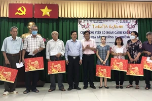 Báo Sài Gòn Giải Phóng trao 50 phần quà tết đến Đảng viên cao tuổi tại quận Phú Nhuận