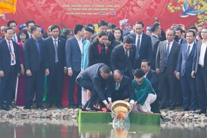 Chủ tịch nước Nguyễn Xuân Phúc cùng kiều bào thả cá chép tiễn ông Công, ông Táo
