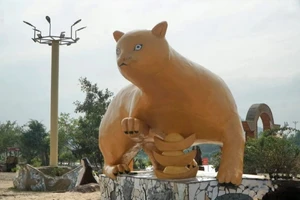 Tượng mèo dựng tại một điểm du lịch của xã Tiên Trang, huyện Quảng Xương, tỉnh Thanh Hóa gây tranh cãi mạng xã hội với hình thù lạ lẫm. Ảnh: NLĐ