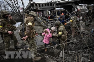 Người dân sơ tán khỏi thành phố Irpin, Tây Bắc thủ đô Kiev, Ukraine. Ảnh: AFP/TTXVN