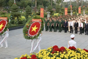 Lãnh đạo TPHCM dâng hương, dâng hoa tưởng niệm các anh hùng liệt sĩ nhân dịp Tết Quý Mão 2023
