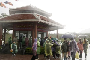 Du khách “đội mưa” đến chùa Hương Tích hành hương đầu năm