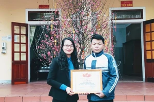 Huyện đoàn Hương Khê trao tặng giấy khen cho em Lê Hải Thăng