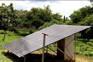 Một tấm pin năng lượng mặt trời được lắp đặt tại Phòng khám đa khoa Chikanga