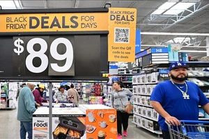 Người dân mua sắm tại một siêu thị ở Arcadia, California, Mỹ. Ảnh: AFP/TTXVN