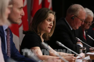 Bà Chrystia Freeland (giữa) phát biểu tại cuộc họp báo ở Ottawa, Canada. Ảnh: AFP/TTXVN