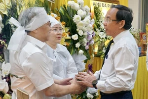 Bí thư Thành ủy TPHCM Nguyễn Văn Nên chia buồn cùng gia đình Đại tá Bùi Văn Tùng. Ảnh: TỶ HUỲNH