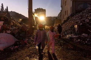 Nhân viên cứu hộ đi qua các đống đổ nát sau trận động đất tại ở Kahramanmaras, Thổ Nhĩ Kỳ. Ảnh: REUTERS