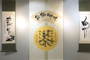 Tác phẩm thư pháp trưng bày trong triển lãm