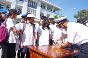 Học sinh tìm hiểu về Hải quân nhân dân Việt Nam
