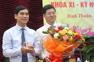 Bí thư Tỉnh ủy Bình Thuận Dương Văn An tặng hoa chúc mừng tân Phó Chủ tịch UBND tỉnh Bình Thuận Nguyễn Hồng Hải (bên phải)