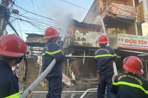 Hậu Giang: Cháy tại chợ thị xã Long Mỹ, thiêu rụi 2 căn nhà