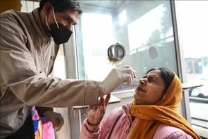 Nhân viên y tế lấy mẫu xét nghiệm COVID-19 tại bệnh viện ở Amritsar, Ấn Độ. Ảnh: AFP/TTXVN