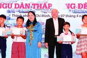 Đồng chí Phan Nguyễn Như Khuê và đồng chí Trần Kim Yến trao học bổng cho các em học sinh