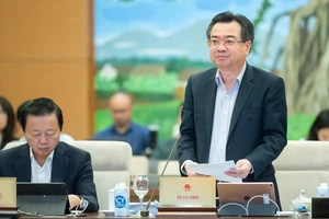 Bộ trưởng Bộ Xây dựng Nguyễn Thanh Nghị trình bày tờ trình về dự thảo Luật Kinh doanh bất động sản