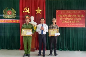 Lãnh đạo huyện Đại Lộc trao giấy khen cho cán bộ công an và nam thanh niên dũng cảm cứu người