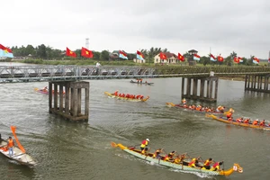 Sôi nổi giải đua thuyền truyền thống lễ hội "Thống nhất non sông”