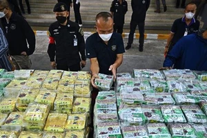 Cảnh sát trưng bày những gói ma túy đá thu giữ trong chiến dịch chống buôn lậu ma túy ở Bangkok, Thái Lan, ngày 24-1-2023. Ảnh: AFP/TTXVN