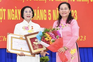 Chủ tịch HĐND TPHCM Nguyễn Thị Lệ trao Huy hiệu Đảng tại huyện Củ Chi