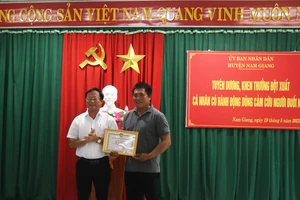 Lãnh đạo UBND huyện Nam Giang (tỉnh Quảng Nam) tặng giấy khen cho anh Lê Văn Hội 