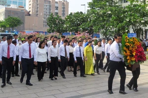 Đoàn đại biểu Khối Thi đua 1 dâng hoa tưởng niệm Chủ tịch Hồ Chí Minh