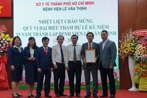 Đại diện Bộ Y tế trao chứng mã số đào tạo y khoa liên tục cho Bệnh viện Lê Văn Thịnh