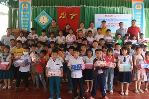 Báo SGGP trao quà hỗ trợ học sinh khó khăn ở miền núi Quảng Nam