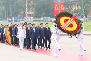 Đại biểu Quốc hội vào Lăng viếng Chủ tịch Hồ Chí Minh trước giờ khai mạc Quốc hội