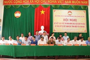 Chủ tịch Ủy ban MTTQ Việt Nam của 12 tỉnh miền Tây Nam bộ ký kết giao ước thi đua năm 2023, ngày 11-5, tại TP Cần Thơ. Ảnh: TTXVN