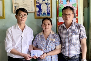 Báo SGGP trao tiền hỗ trợ cho anh Nguyễn Viết Tân