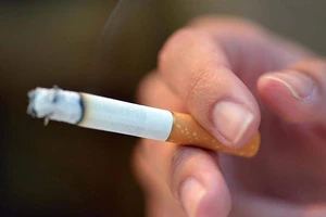 Canada sửa quy định cảnh báo trên bao thuốc lá
