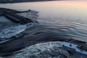 Đập thủy điện ở thị trấn Nova Kakhovka, tỉnh Kherson, Ukraine bị vỡ ngày 6-6-2023. Ảnh: AFP/TTXVN
