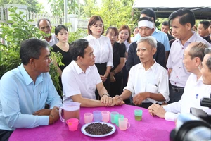 Phó Thủ tướng Trần Lưu Quang thăm hỏi nạn nhân trong vụ tấn công 2 trụ sở UBND xã ở tỉnh Đắk Lắk