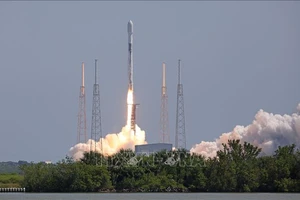 Tên lửa đẩy Falcon 9 mang theo vệ tinh với kĩnh viễn vọng Euclid rời bệ phóng tại Trạm Vũ trụ Cape Canaveral, bang Florida, Mỹ, ngày 1-7-2023. Ảnh: AFP/TTXVN