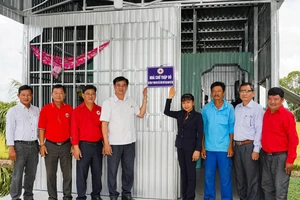 Công ty TNHH MTV Xổ số kiến thiết Đồng Tháp phối hợp với Công ty TNHH MTV Xổ số kiến thiết Hậu Giang tổ chức trao nhà Hội Chữ thập đỏ tại huyện Tân Hồng