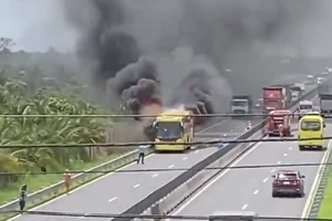 Điều tra nguyên nhân xe khách giường nằm cháy trên cao tốc Trung Lương - Mỹ Thuận