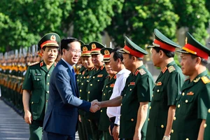 Chủ tịch nước Võ Văn Thưởng thăm hỏi cán bộ, chiến sĩ Bộ Tư lệnh Quân khu 2, ngày 13-7. Ảnh: VIẾT CHUNG