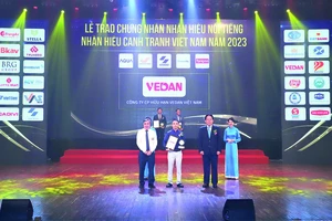 Đại diện Công ty Vedan Việt Nam nhận chứng nhận từ ban tổ chức