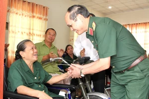 Lãnh đạo TPHCM thăm, tặng quà tại Trung tâm điều dưỡng thương binh và người có công Long Đất