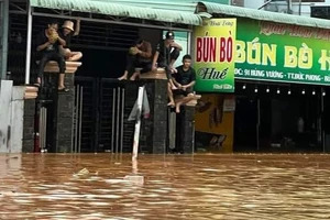 Bình Phước: Mưa lớn, nhiều nhà dân ngập gần 2m